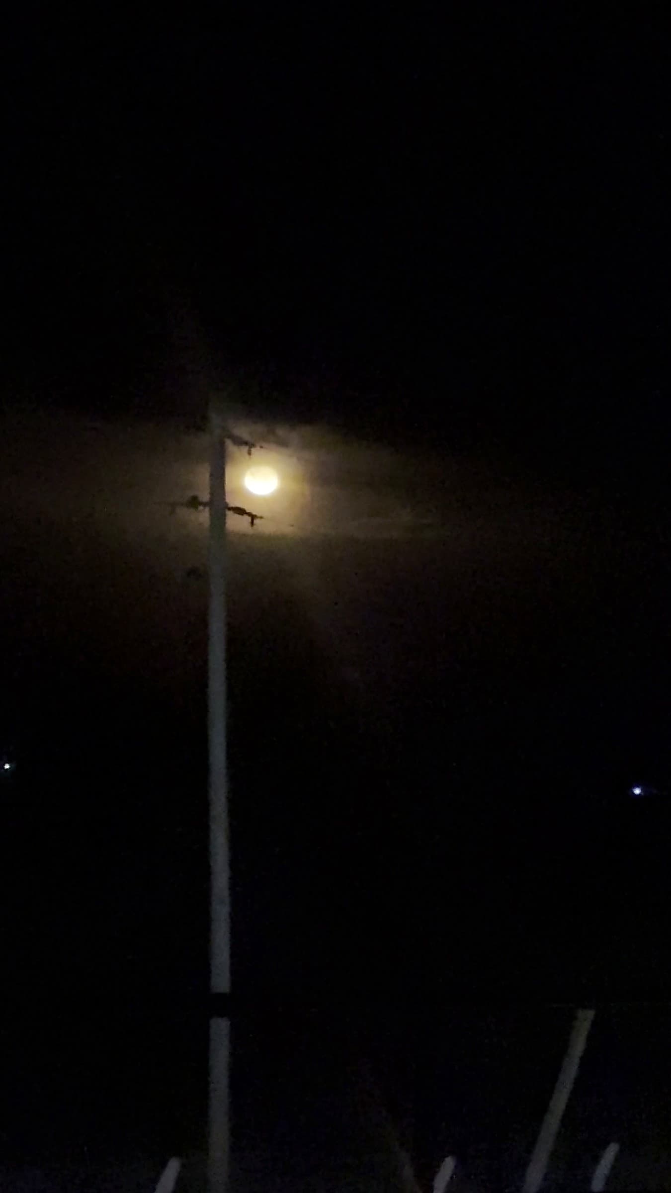 Cartel iluminado de Aguas del Cerro de noche