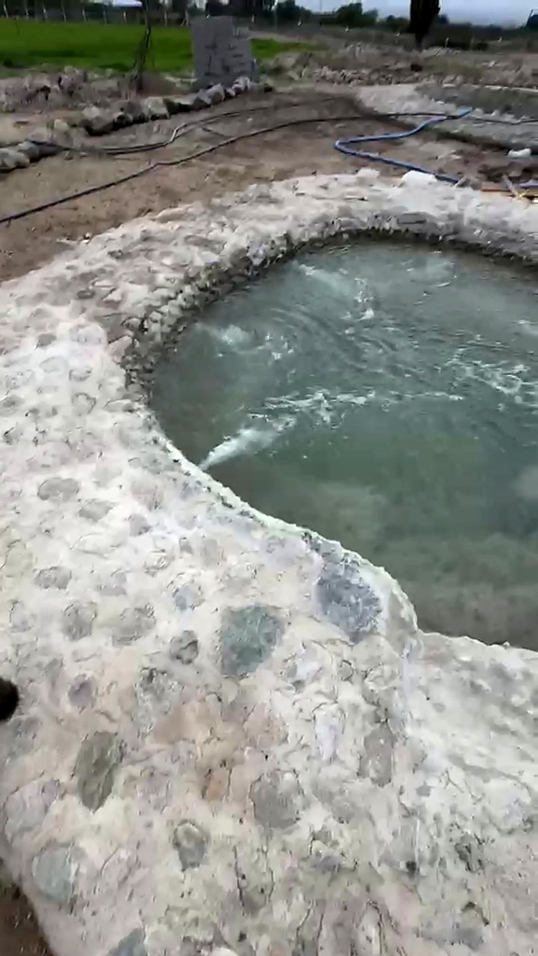 Piletas térmicas de piedra integradas al paisaje de Aguas del Cerro